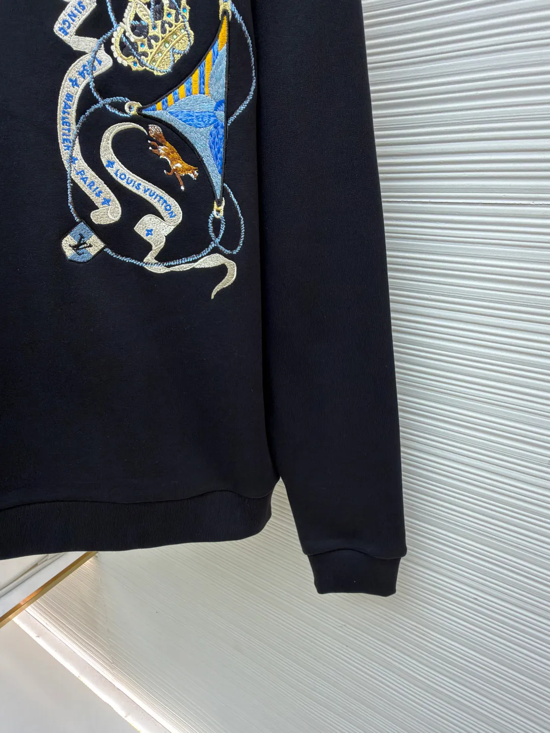 LOUIS VUITTON crown long-sleeved sweatshirt ●Item number: 1681307-A70 ●Material: 100% cotton fabric ●Technology: Thick needle embroidery production ●Color: black ●Version: Fitted version ●Weight: about 550 grams ●Size: XS-S-M-L ●Description: Made of customized YB native cotton fabric, the texture is soft and breathable, comfortable and stylish to wear. The oversized loose fit is combined with the round neck pullover sweatshirt cut to create a classic casual style. The fabric has been specially treated to maintain the skin-friendly properties of cotton and improve the overall crispness. Thick line embroidery is used on the front and back to present the brand logo. The unique knitting technique creates a realistic hand-knitted visual effect. Every embroidery detail is strictly controlled to ensure that the stitches are even and fine, and the pattern is clear and delicate. The overall wiring is straight and delicate, the fabric is comfortable and soft, and the color is consistent without color difference. It can be matched with the same style to create a fashionable look and control various occasions. Customized accessories, complete with three standards, same style for men and women!